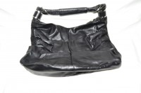 sac à main noir plis frontaux 42 x 26 cm.